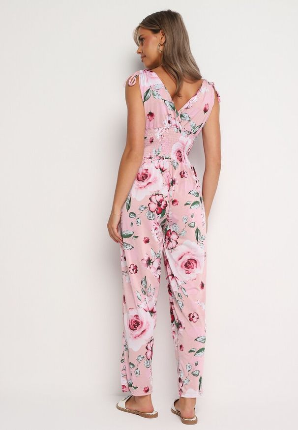 Born2be - Różowy Kombinezon w Kwiaty Wykończony Troczkami z Gumką w Talii Jalivia. Okazja: na co dzień. Kolor: różowy. Długość rękawa: na ramiączkach. Wzór: kwiaty. Sezon: wiosna, lato. Styl: casual, elegancki