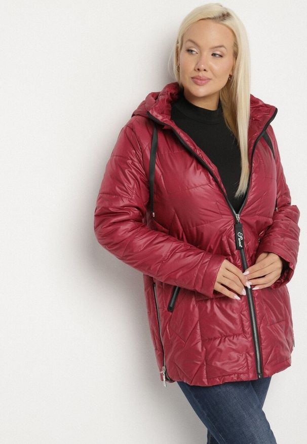 Born2be - Fuksjowa Pikowana Kurtka Ozdobiona Pikowaniem z Odpinanym Kapturem Falerosa. Okazja: na co dzień, na spacer. Kolekcja: plus size. Kolor: różowy. Materiał: jeans. Wzór: aplikacja. Styl: casual