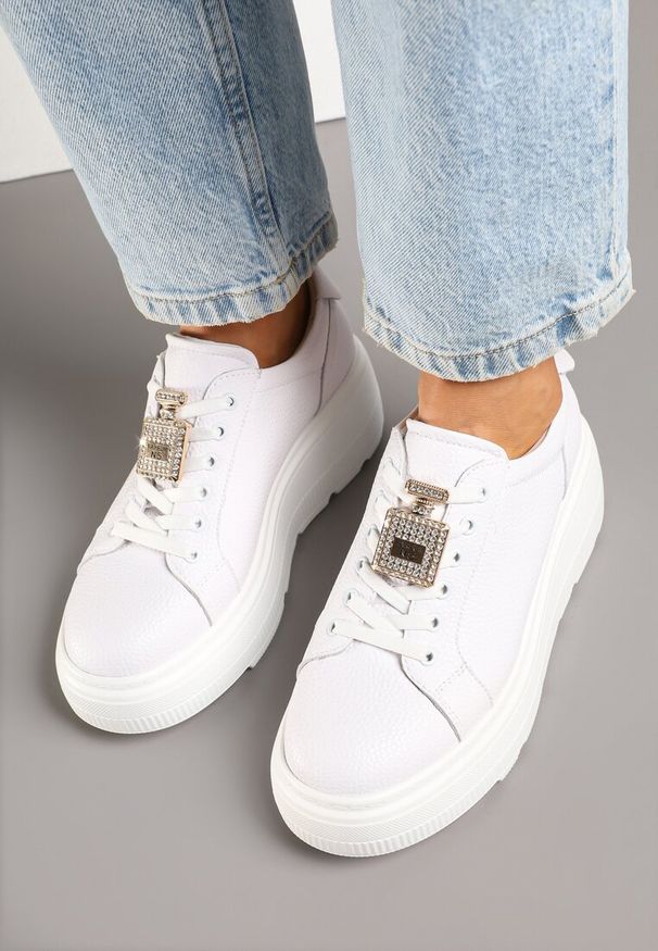 Renee - Białe Sneakersy na Platformie ze Skóry Naturalnej z Metaliczną Aplikacją Falandria. Okazja: na co dzień. Kolor: biały. Materiał: skóra. Wzór: aplikacja. Obcas: na platformie