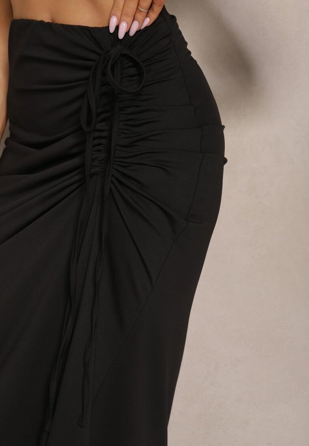 Renee - Czarna Spódnica z Wiskozą High Waist Marszczeniem i Wiązaniem Tesainea. Okazja: na co dzień. Stan: podwyższony. Kolor: czarny. Materiał: wiskoza. Styl: elegancki, casual
