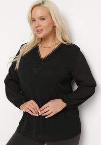 Born2be - Czarna Bluzka z Długim Rękawem Ozdobiona Koronką i Koralikami Virlea. Kolor: czarny. Materiał: koronka. Długość rękawa: długi rękaw. Długość: długie. Wzór: aplikacja, koronka. Styl: elegancki #4