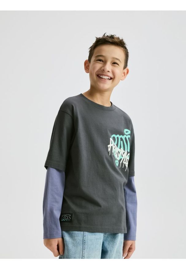 Reserved - Koszulka longsleeve z nadrukiem - ciemnoszary. Kolor: szary. Materiał: dzianina, bawełna. Długość rękawa: długi rękaw. Wzór: nadruk