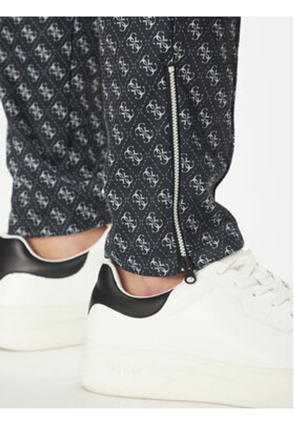 Guess Spodnie dresowe Korbin Z2BB05 FL04Q Czarny Regular Fit. Kolor: czarny. Materiał: syntetyk, bawełna