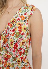 Born2be - Żółto-Czerwona Sukienka Maxi z Trójkątnym Dekoltem i Kwiatowym Motywem z Falbanką Moraila. Typ kołnierza: dekolt w serek. Kolor: żółty. Wzór: kwiaty. Sezon: wiosna, lato. Długość: maxi #3