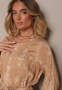 Renee - Beżowa Pudełkowa Sukienka Boho w Etniczne Wzory z Paskiem Lisalenea. Okazja: na co dzień. Kolor: beżowy. Długość rękawa: długi rękaw. Sezon: lato. Styl: boho