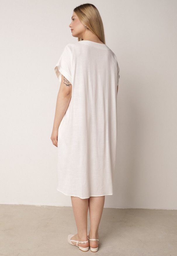 Born2be - Biała Pudełkowa Sukienka z Lnem i Wiskozą Zdobiona Metalicznym Guzikiem Phisoth. Okazja: na co dzień, na spotkanie biznesowe, do pracy. Kolekcja: plus size. Kolor: biały. Materiał: len, wiskoza. Wzór: aplikacja. Sezon: lato. Typ sukienki: proste, dla puszystych. Styl: biznesowy, casual, elegancki