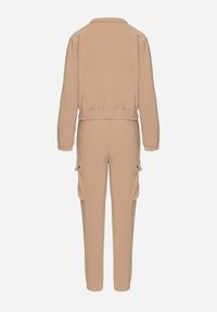 Born2be - Ciemnobeżowy Komplet Dresowy w Stylu Cargo Bluza na Suwak i Joggery Sitene. Kolor: beżowy. Materiał: dresówka. Sport: turystyka piesza #4