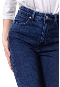 Wrangler - WRANGLER RETRO SLIM GLACE BLUE W239HM18A. Stan: podwyższony. Styl: retro