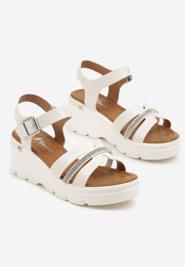 Born2be - Białe Sandały na Koturnie Zdobione Cyrkoniami Lisaviela. Okazja: na co dzień. Zapięcie: sprzączka. Kolor: biały. Materiał: jeans. Wzór: aplikacja. Obcas: na koturnie. Styl: elegancki, casual