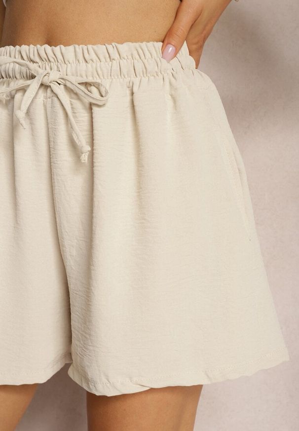 Renee - Beżowe Szorty o Luźnym Kroju High Waist z Gumką w Talii Vimallora. Okazja: na imprezę. Stan: podwyższony. Kolor: beżowy. Sezon: lato. Styl: elegancki