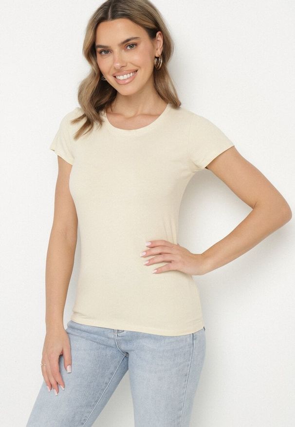 Born2be - Beżowy Bawełniany T-shirt o Klasycznym Fasonie Lialova. Okazja: na co dzień. Typ kołnierza: dekolt w serek. Kolor: beżowy. Materiał: bawełna. Styl: klasyczny