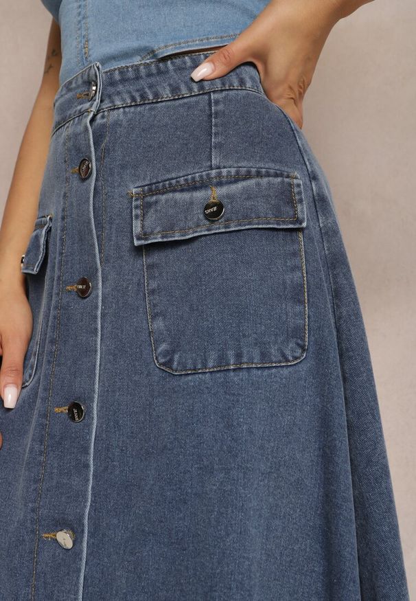 Renee - Granatowa Rozkloszowana Spódnica Jeansowa Maxi z Bawełny z Guzikami Brissa. Okazja: na co dzień. Kolor: niebieski. Materiał: bawełna, jeans. Wzór: aplikacja. Styl: casual