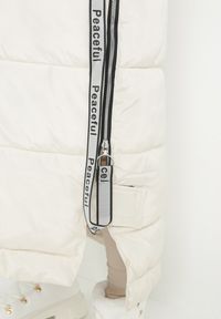 Born2be - Jasnobeżowa Kurtka Długa Pikowana z Kapturem Sinaq. Typ kołnierza: kaptur. Kolor: beżowy. Długość: długie. Styl: elegancki #7