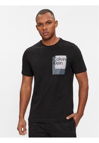 Calvin Klein T-Shirt Overlay Logo K10K112402 Czarny Regular Fit. Kolor: czarny. Materiał: bawełna #1