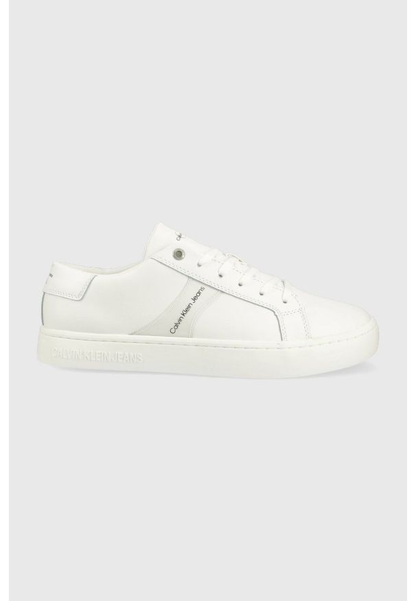 Calvin Klein Jeans sneakersy kolor biały. Nosek buta: okrągły. Zapięcie: sznurówki. Kolor: biały. Materiał: materiał, guma