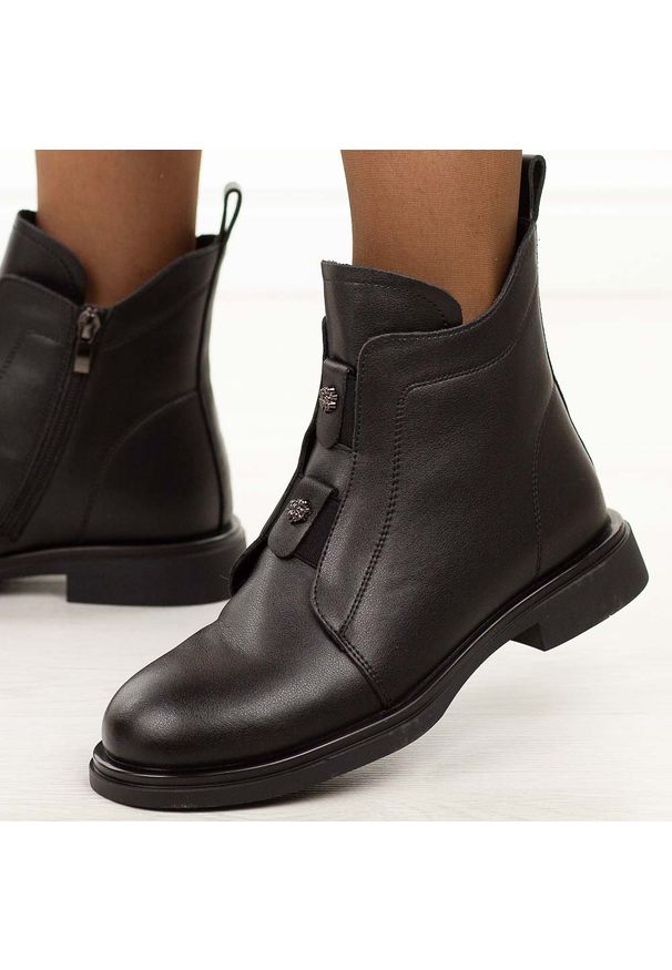 Czarne skórzane botki damskie DiA 52-026. Okazja: na co dzień. Nosek buta: okrągły. Kolor: czarny. Materiał: skóra. Szerokość cholewki: normalna. Sezon: zima, jesień. Styl: casual, elegancki