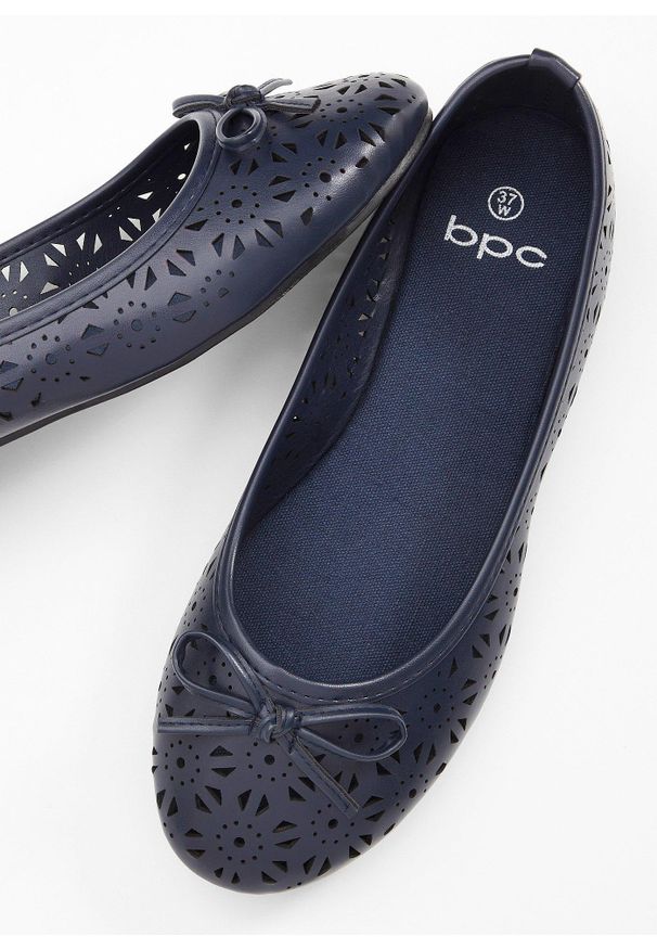 bonprix - Baleriny w wygodnej tęgości. Kolor: niebieski. Wzór: ażurowy