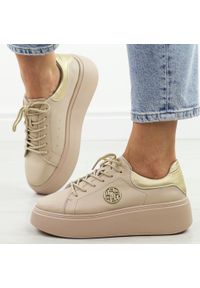 Beżowe skórzane sneakersy damskie na platformie Filippo Dp6058/25. Nosek buta: okrągły. Kolor: beżowy. Materiał: skóra. Szerokość cholewki: normalna. Wzór: aplikacja. Sezon: wiosna, jesień, lato. Obcas: na platformie