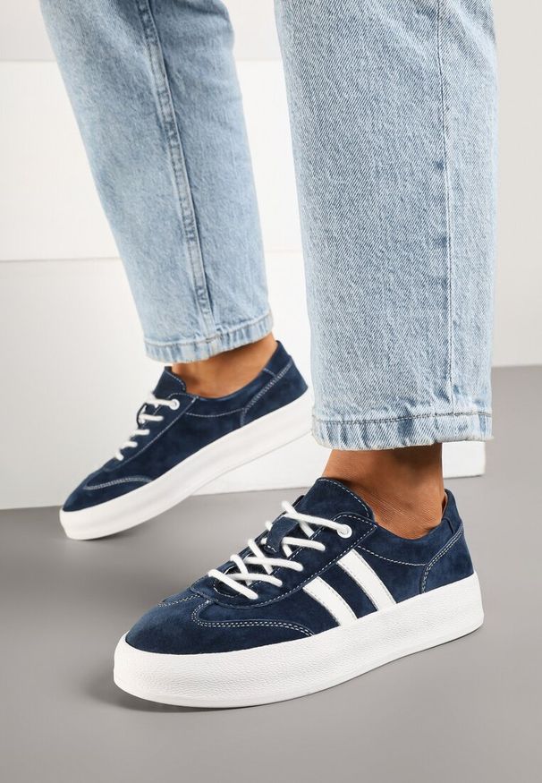 Renee - Granatowe Sneakersy Tenisówki ze Skóry Naturalnej na Niskiej Platformie Eleadria. Okazja: na co dzień, na spotkanie biznesowe, do pracy. Zapięcie: sznurówki. Kolor: niebieski. Materiał: skóra. Obcas: na platformie. Wysokość obcasa: niski