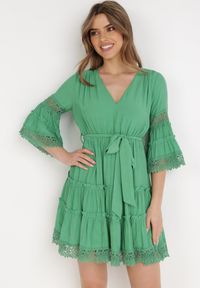 Born2be - Zielona Sukienka Hypsadina. Kolor: zielony. Materiał: materiał, bawełna, tkanina, koronka. Wzór: koronka. Typ sukienki: rozkloszowane. Długość: mini #1