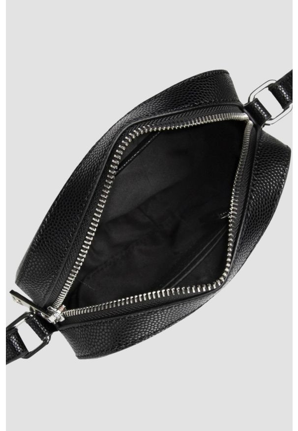 Valentino by Mario Valentino - VALENTINO Mała czarna torebka o teksturze skóry z ozdobnym V divina haversack. Kolor: czarny. Materiał: skórzane