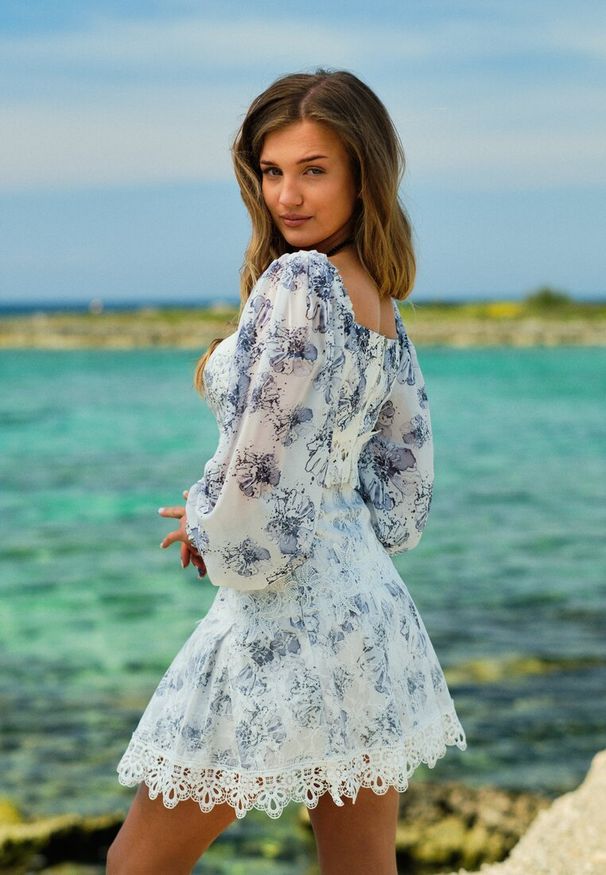 Renee - Szara Spódnica Mini w Kwiaty z Wysokim Stanem i Koronką Natisha. Stan: podwyższony. Kolor: szary. Materiał: koronka. Wzór: kwiaty, koronka