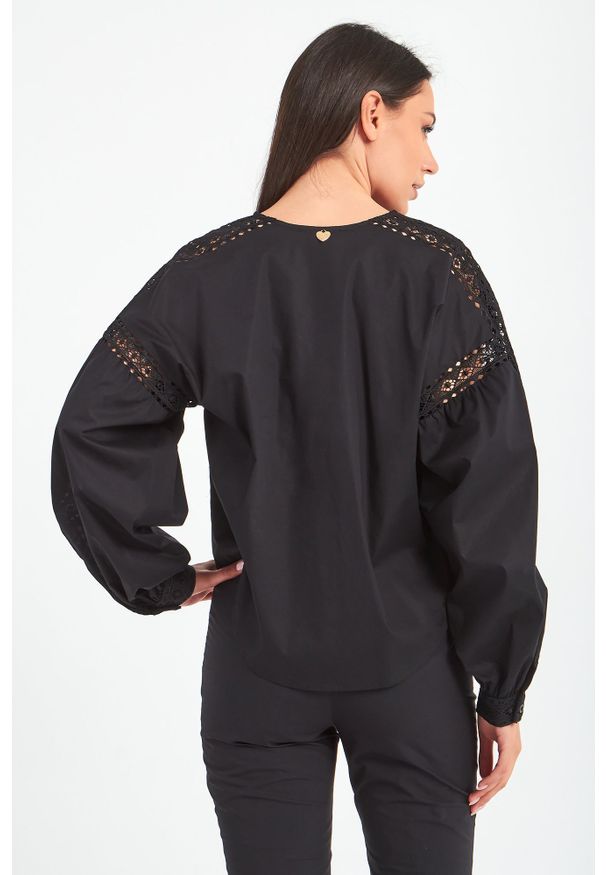 TwinSet - BLUZKA TWINSET. Materiał: koronka. Długość rękawa: długi rękaw. Długość: długie. Wzór: aplikacja, ażurowy, koronka