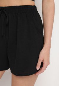 Born2be - Czarne Szorty z Wysokim Stanem i Wiązaniem Lunadria. Okazja: na co dzień. Stan: podwyższony. Kolor: czarny. Styl: elegancki, casual #6