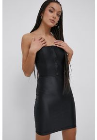 LABELLAMAFIA - LaBellaMafia sukienka kolor czarny mini dopasowana. Kolor: czarny. Materiał: materiał, dzianina. Wzór: nadruk. Typ sukienki: dopasowane. Długość: mini #4