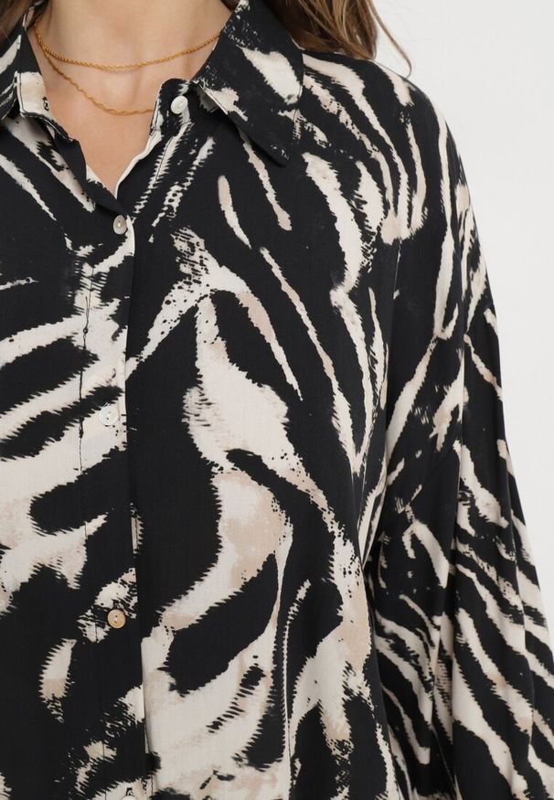 Born2be - Czarno-Beżowa Wiskozowa Koszula Oversize z Długim Rękawem i Nadrukiem z Paskami Biwina. Okazja: na co dzień. Kolor: beżowy. Materiał: wiskoza. Długość rękawa: długi rękaw. Długość: długie. Wzór: nadruk. Styl: casual, wizytowy