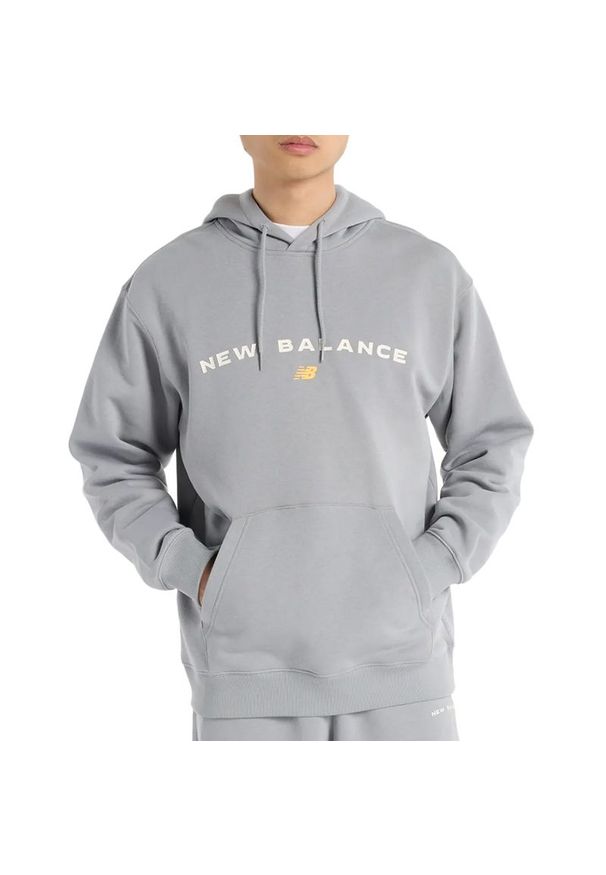 Bluza New Balance MT51516YST - szara. Kolor: szary. Materiał: dresówka, bawełna, materiał, poliester. Wzór: napisy, aplikacja. Styl: klasyczny
