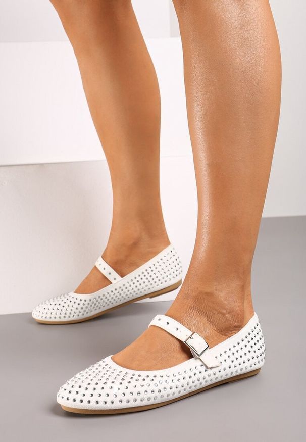 Renee - Białe Balerinki na Płaskiej Podeszwie w Stylu Mary Jane z Cyrkoniami i Ozdobnym Paskiem Ivilra. Okazja: na spacer. Zapięcie: pasek. Kolor: biały. Sezon: wiosna. Obcas: na płaskiej podeszwie. Styl: elegancki. Wysokość obcasa: niski
