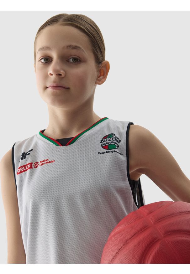 4f - 4F Koszulka meczowa replika domowa z sezonu 2024/25 dziecięca 4F x Zagłębie Sosnowiec - multikolor 134/140 (8-10 lat). Typ kołnierza: dekolt w serek. Kolor: wielokolorowy. Materiał: dzianina, włókno, materiał, syntetyk. Wzór: geometria, gradientowy, gładki, ze splotem. Sezon: lato. Sport: koszykówka, fitness