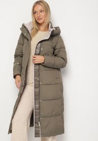 Born2be - Ciemnozielona Długa Kurtka Pikowana z Kapturem i Bocznymi Suwakami Aruvitta. Okazja: na co dzień. Typ kołnierza: kaptur. Kolor: zielony. Materiał: zamsz, jeans, dresówka, poliester. Długość: długie. Wzór: ze splotem. Styl: sportowy, casual, elegancki #7