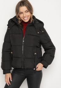 Born2be - Czarna Pikowana Kurtka Puffer z Kapturem z Możliwością Odpięcia Galanea. Okazja: na co dzień. Typ kołnierza: kaptur. Kolor: czarny. Materiał: poliester, jeans. Długość rękawa: długi rękaw. Długość: krótkie. Styl: casual, sportowy #1