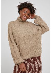 Answear Lab Sweter z wełną damski kolor beżowy ciepły z golfem. Typ kołnierza: golf. Kolor: beżowy. Materiał: wełna. Wzór: ze splotem. Styl: wakacyjny