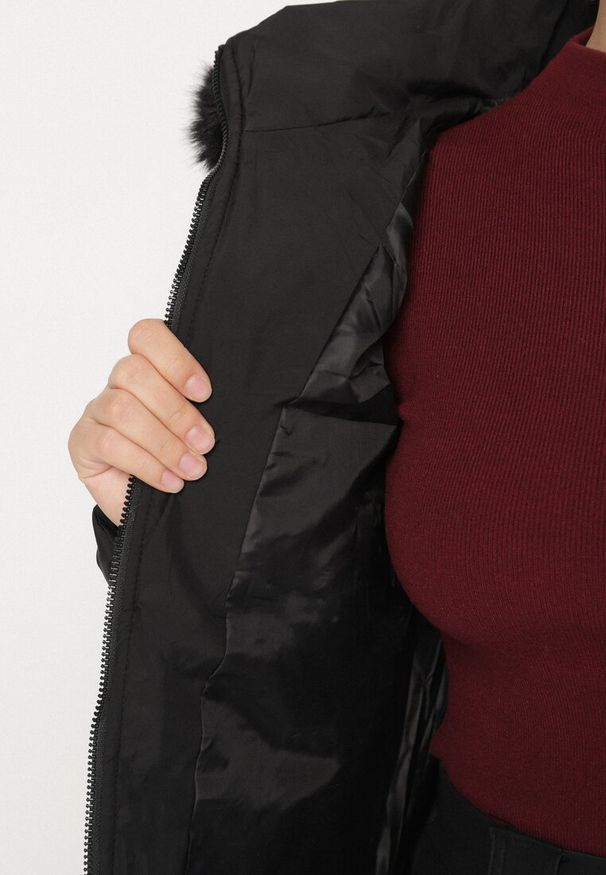 Born2be - Czarna Klasyczna Kurtka z Pikowanymi Przeszyciami i Kapturem z Futerkiem Raffisa. Okazja: na co dzień. Kolekcja: plus size. Kolor: czarny. Materiał: futro. Styl: klasyczny