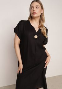 Born2be - Czarna Pudełkowa Sukienka z Lnem i Wiskozą Zdobiona Metalicznym Guzikiem Phisoth. Okazja: na co dzień, do pracy, na spotkanie biznesowe. Kolekcja: plus size. Kolor: czarny. Materiał: wiskoza, len. Wzór: aplikacja. Sezon: lato. Typ sukienki: dla puszystych, proste. Styl: casual, biznesowy, elegancki #2