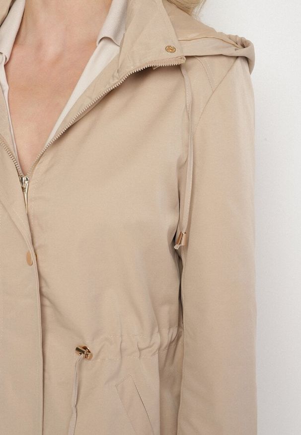 Born2be - Beżowa Kurtka Parka ze Ściągaczem w Talii i Odpinanym Kapturem Elanoreta. Okazja: na co dzień. Kolor: beżowy. Materiał: jeans. Styl: casual, elegancki