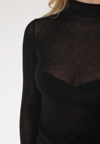 Born2be - Czarna Bluzka z Golfem Typu Longsleeve z Wiskozy z Kaszmirem Fedine. Okazja: na co dzień. Typ kołnierza: golf. Kolor: czarny. Materiał: wiskoza, kaszmir. Długość rękawa: długi rękaw. Styl: casual, elegancki, klasyczny #7