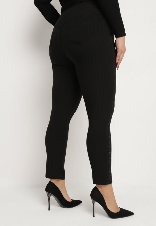 Born2be - Czarne Bawełniane Spodnie Skinny z Gumką w Talii Arinka. Okazja: na co dzień. Kolor: czarny. Materiał: bawełna. Wzór: aplikacja. Styl: klasyczny, elegancki, casual