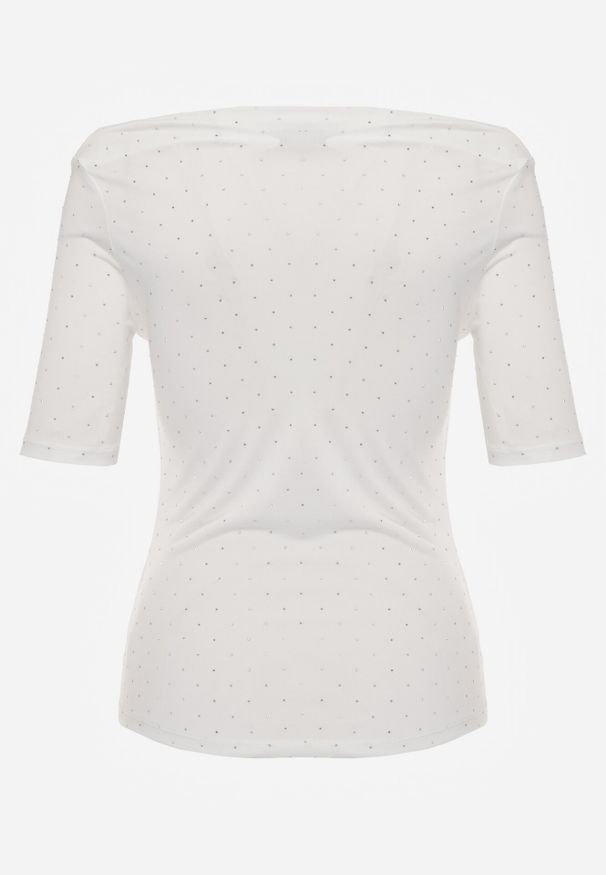 Born2be - Biała Bluzka z Cyrkoniami i Dekoltem w Łódkę Saloriel. Okazja: na co dzień. Kolor: biały. Materiał: jeans, skóra, poliester. Wzór: aplikacja. Styl: wizytowy, casual