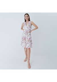 Mohito - Kopertowa sukienka Eco Aware - Różowy. Kolor: różowy. Typ sukienki: kopertowe #1