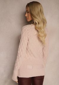 Renee - Jasnoróżowy Sweter w Delikatny Splot z Ozdobną Klamrą i Paskiem na Dole Rievea. Okazja: do pracy. Kolor: różowy. Materiał: jeans. Długość rękawa: długi rękaw. Długość: długie. Wzór: ze splotem. Styl: elegancki #4