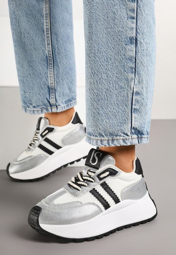 Born2be - Biało-Srebrne Sznurowane Sneakersy Vices na Grubej Podeszwie z Metaliczną Wstawką Nelenia. Okazja: na co dzień, na spacer. Kolor: biały. Materiał: jeans. Sport: turystyka piesza