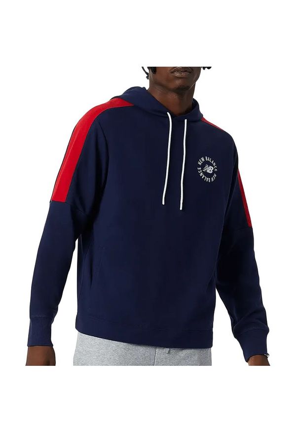 Bluza New Balance MT21900PGM - granatowa. Typ kołnierza: kaptur. Kolor: niebieski. Materiał: materiał. Wzór: aplikacja. Styl: klasyczny