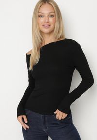 Born2be - Czarna Wiskozowa Bluzka z Asymetrycznym Dekoltem Clatide. Okazja: na spotkanie biznesowe, do pracy. Kolor: czarny. Materiał: wiskoza. Styl: elegancki, biznesowy