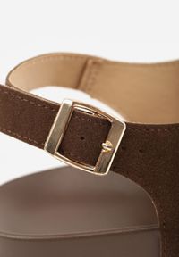 Renee - Brązowe Sandały z Ozdobnym Paskiem na Palec i Metaliczną Ozdobą Brizesh. Okazja: na co dzień. Zapięcie: pasek. Kolor: brązowy. Materiał: len. Wzór: aplikacja. Sezon: lato. Styl: casual #3