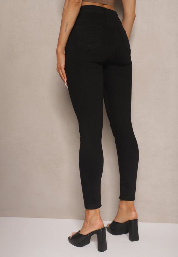 Renee - Czarne Jeansy Slim z Bawełną i Wiskozą High Waist Calliran. Okazja: na co dzień. Stan: podwyższony. Kolor: czarny. Styl: casual, elegancki