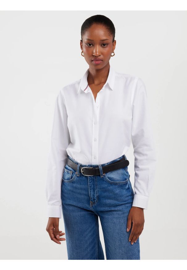 Big-Star - Koszula damska klasyczna biała Hansai 101. Okazja: na spotkanie biznesowe, do pracy. Typ kołnierza: kołnierzyk klasyczny. Kolor: biały. Materiał: bawełna. Długość rękawa: długi rękaw. Długość: długie. Sezon: lato. Styl: klasyczny